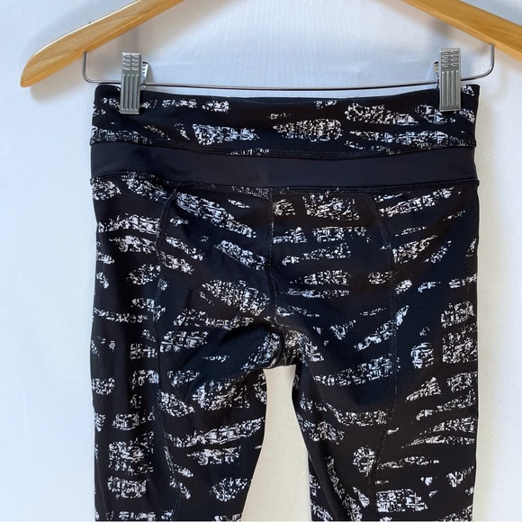 Lululemon Cropped Leggings Size 4 Black White Print 21.5” Inseam Athleisure - Picture 6 of 10